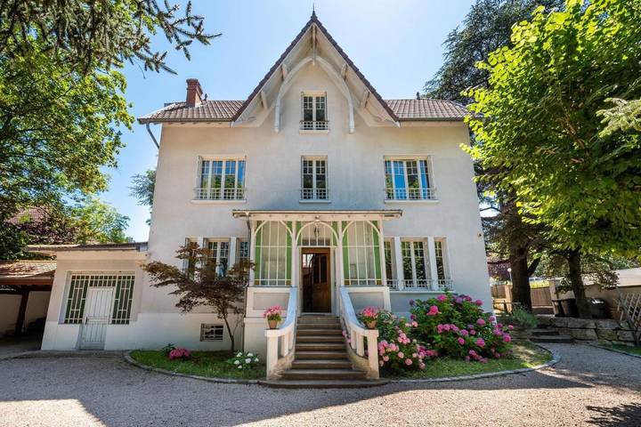 Location de vacances pour 12 personnes, avec Jardin et Piscine à Tassin-la-Demi-Lune
