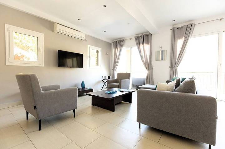 Private Sunrise Villa with Pool & Garden – 5 mins walk to Beach, Peaceful Escape in Poros (Lefkada), Greece