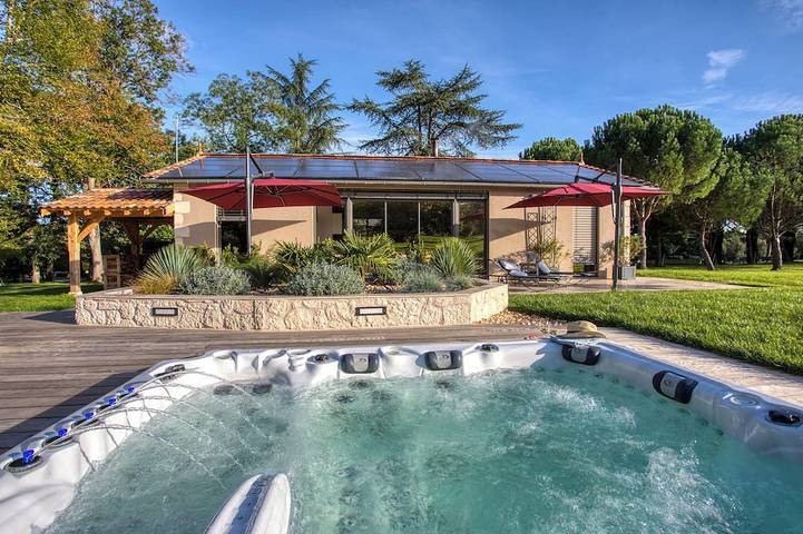 Gîte pour 4 personnes, avec terrasse et jardin ainsi que piscine et jacuzzi à Espère