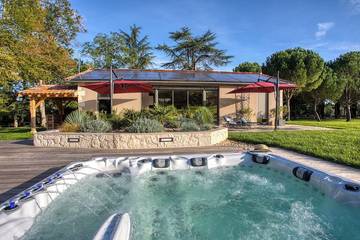 Gîte pour 4 personnes, avec jardin et jacuzzi ainsi que piscine et terrasse à Espère