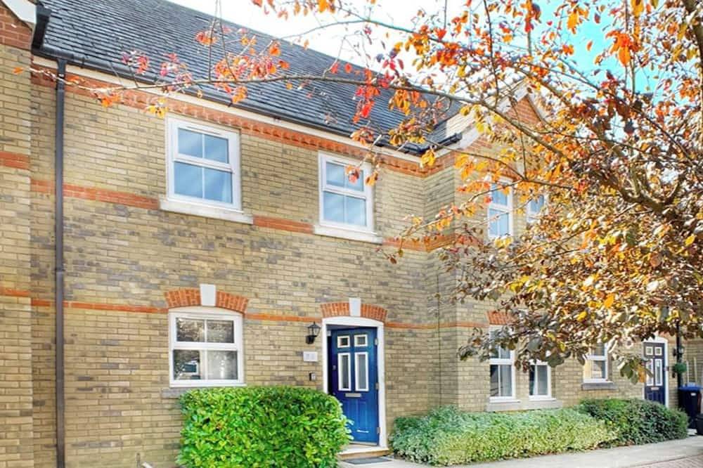 Woking - Driveway Parking, Pets Welcome in Woking, Surrey