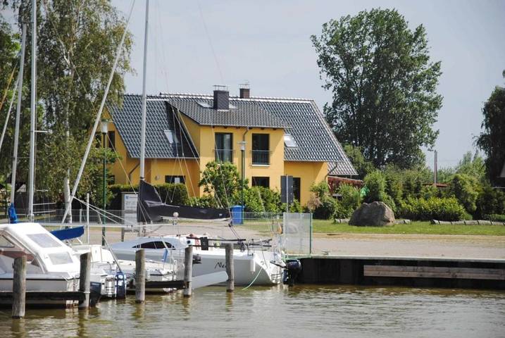Ferienhaus für 6 Personen, mit Terrasse und Garten sowie Sauna und Seeblick