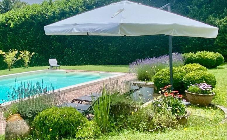 Location de vacances pour 10 personnes, avec piscine ainsi que jardin et vue à Champagnac-de-Belair