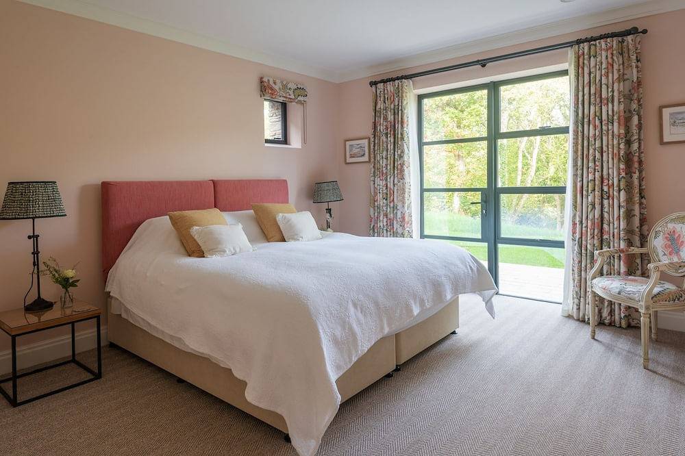 Goodshelter Bay -  a large modern waterfront house with private slipway in East Portlemouth, South Devon
