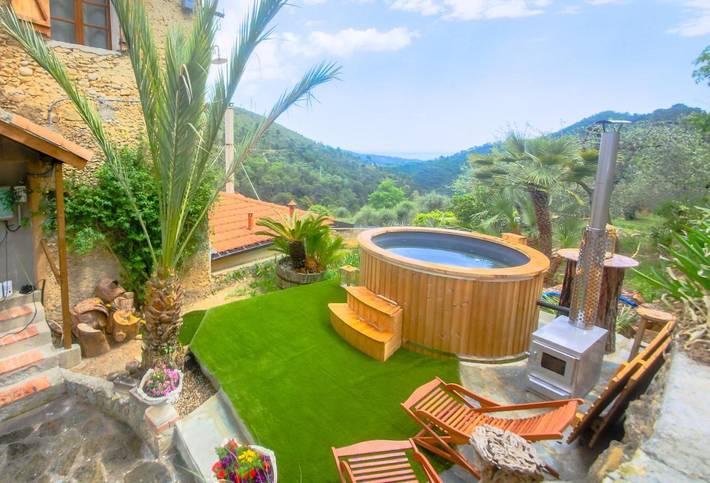 Location de vacances pour 13 personnes, avec jardin ainsi que piscine et vue à Camporosso