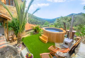 Location de vacances pour 13 personnes, avec vue ainsi que piscine et jardin à Camporosso