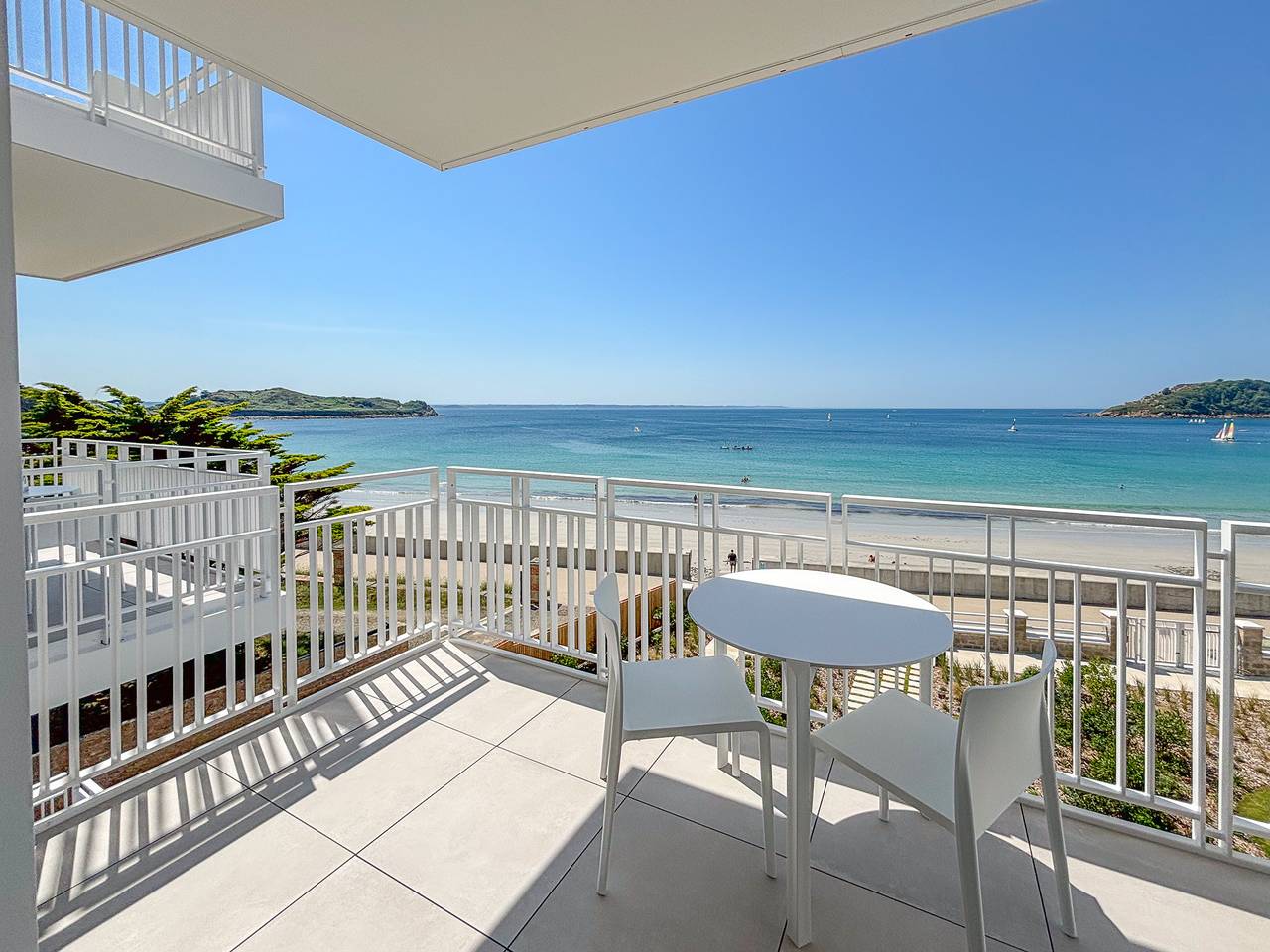 Entire apartment, Bihit T2, Vue Mer et piscine in Trébeurden, Pink Granite Coast