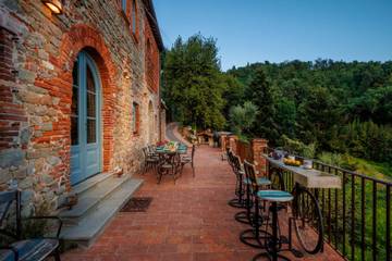 Villa for 12 Guests in Lucca, Lucca Province, Picture 3