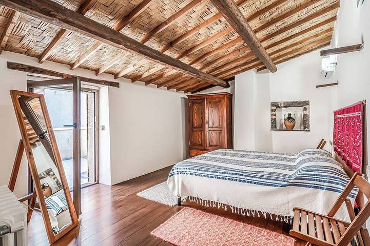 Bonita casa de pueblo reformada con terraza y dos baños. in Sèneghe, Cerdeña