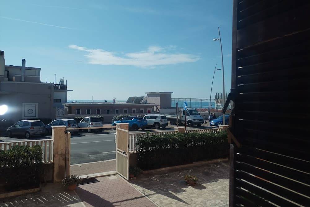 Apartamento entero, Single room with bathroom in front of the sea in Ostia, Roma