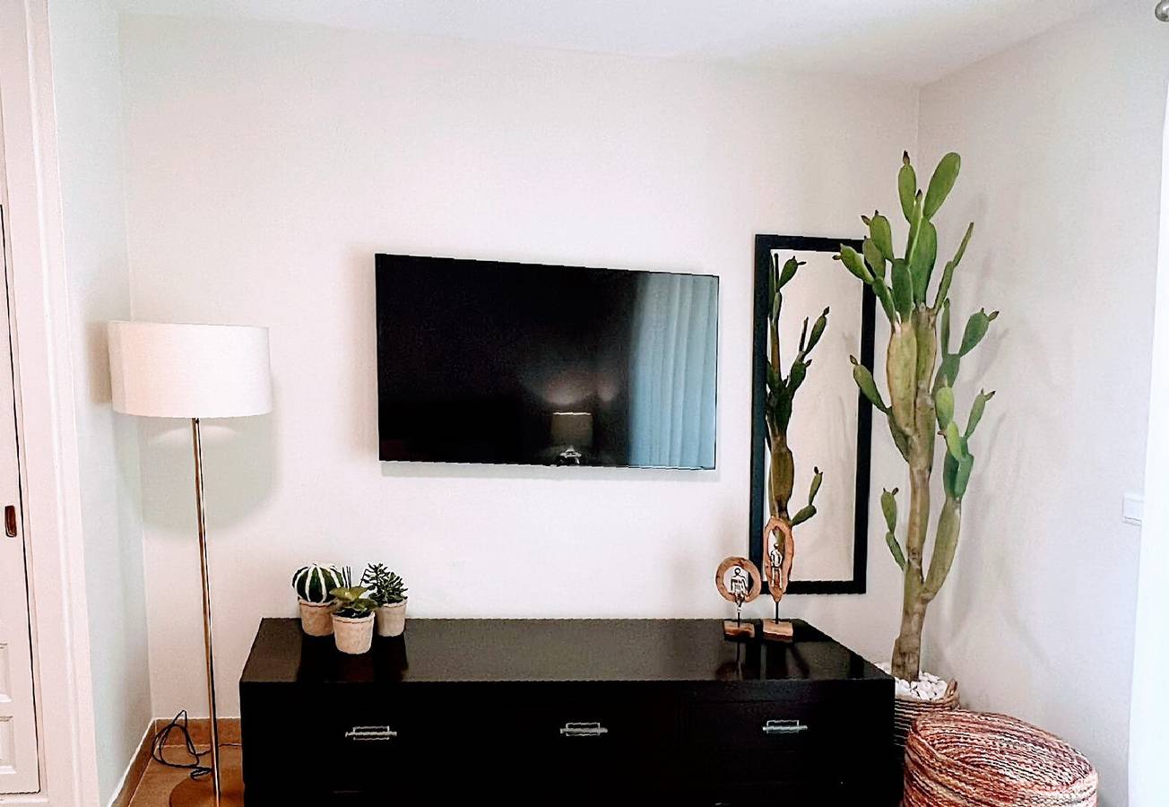 Entire apartment, Apartment 'Apartamento Playa Hacienda Beach' with Balcony, Wi-Fi and Air Conditioning in Playa de Arroyo las Cañas-Velerín, Estepona