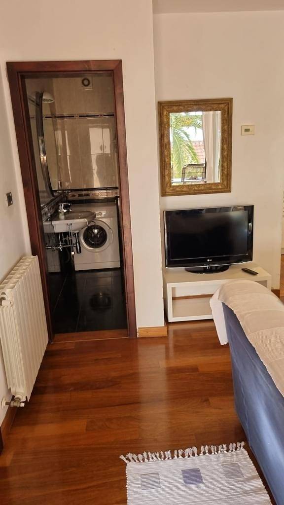 Ganze Wohnung, 2-Zimmer-Ferienwohnung mit Terrasse und Meerblick Pjescana Uvala, Pula A-27435-a in Pjescana Uvala, Südküste Istrien