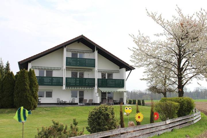 Ferienwohnung für 2 Personen, mit Balkon und Whirlpool sowie Terrasse und Garten