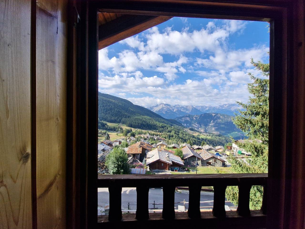 Chalet 'Du Sapin Rouge' with Mountain View and Air Conditioning in La Magdeleine, Wallisian Alps