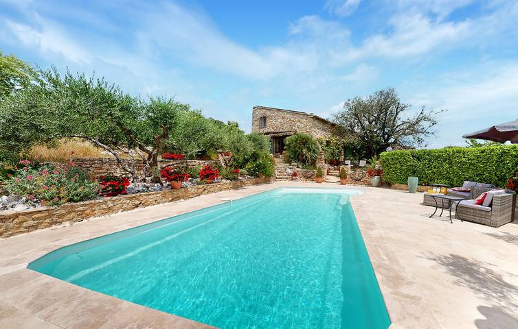 Gîte pour 4 personnes, avec jardin ainsi que piscine et terrasse à Fontarèches