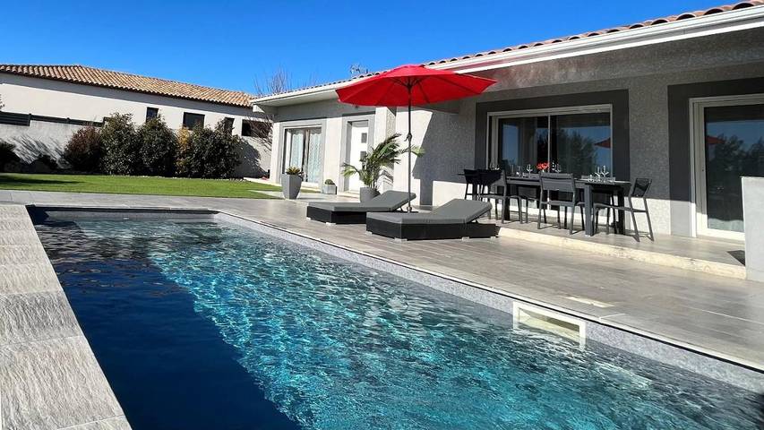 Villa pour 6 personnes, avec piscine et terrasse ainsi que vue et jardin