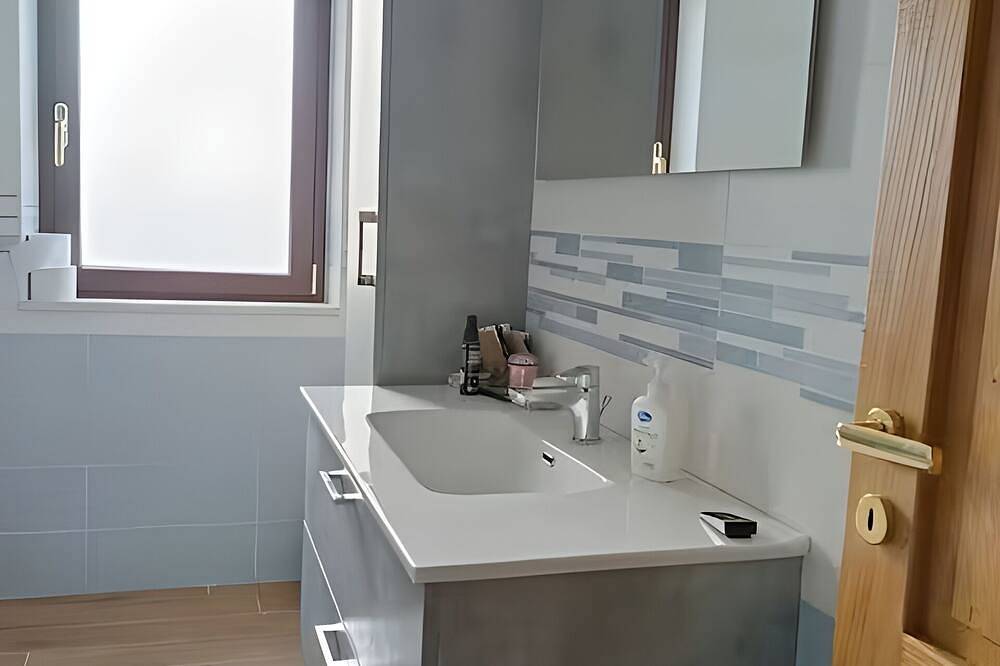 Appartement entier, A cozy, new apartment with a beautiful view, nestled between the sea and Aspromonte in Reggio de Calabre, Province de Reggio Calabria
