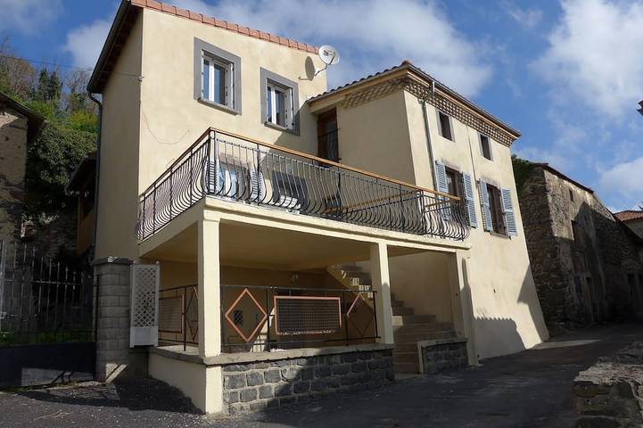 Gîte pour 6 personnes, avec terrasse et jardin à Tourzel-Ronzières