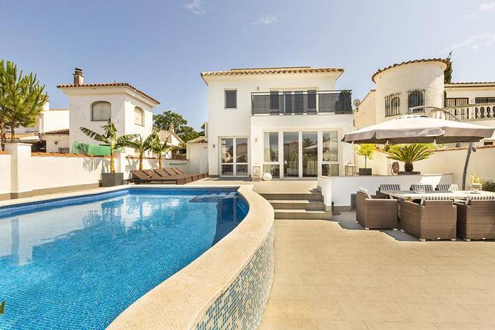 Villa für 8 Personen, mit Ausblick und Garten sowie Terrasse in Empuriabrava - 2
