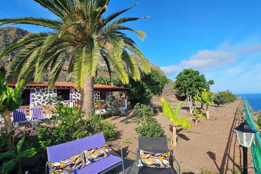 Los Cerrajones: spectacular views from the cliff in Agulo, La Gomera