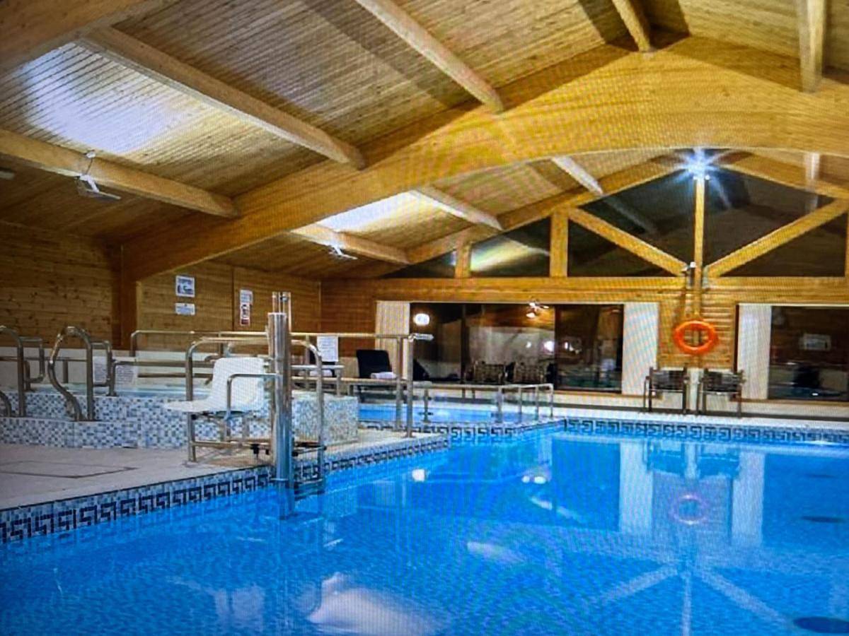 Keer Side Lodge, Luxury lodge with private hot tub at Pine Lake Resort in Lancashire