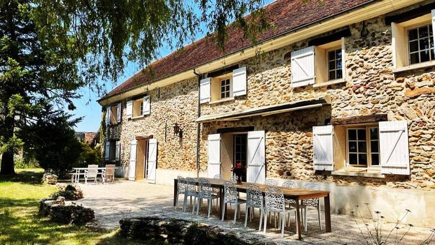 Gîte pour 24 personnes, avec terrasse et vue ainsi que piscine et jardin dans Bassevelle