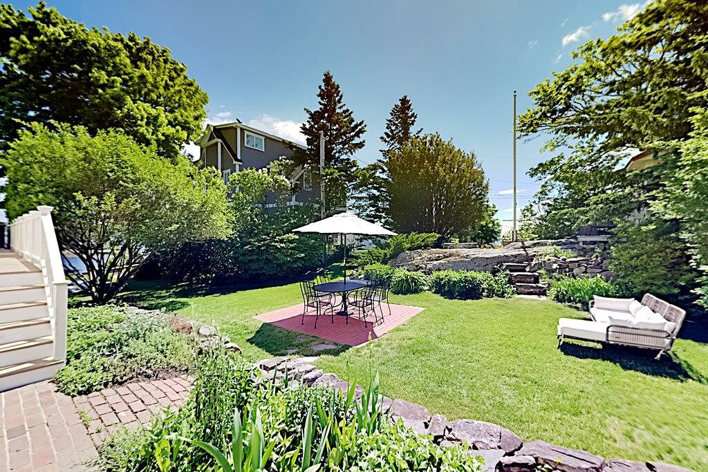 All-suite Boothbay Harbor home with deck, ocean views, and fireplaces in Boothbay Harbor, Lincoln County (Maine)