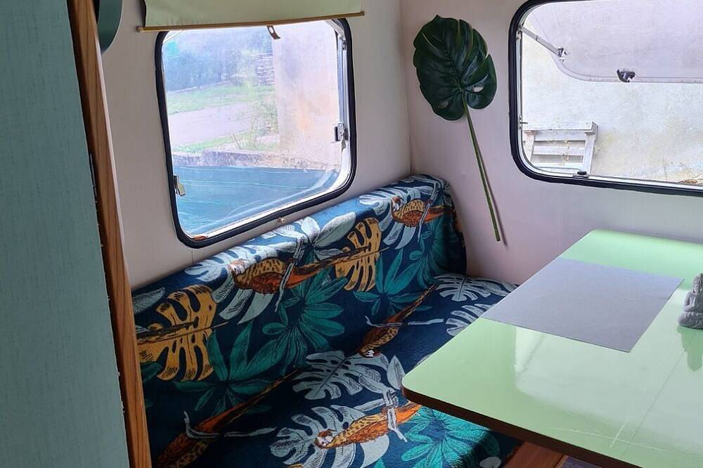 Caravane zen dans petit jardin privé in Haute-Marne
