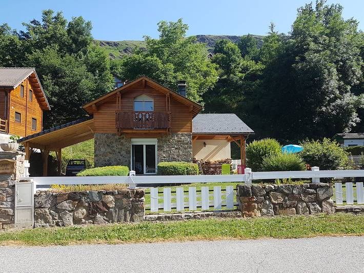 Chalet pour 9 personnes, avec jardin ainsi que terrasse et piscine, animaux acceptés