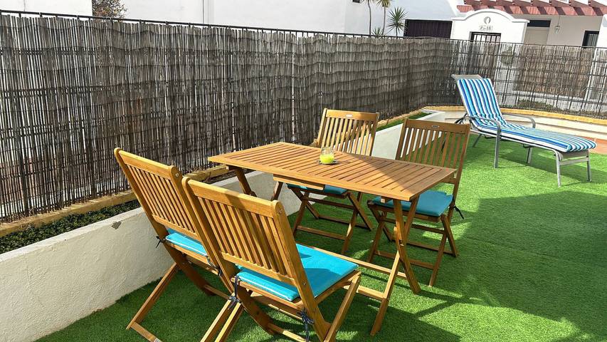 Apartamento entero, Apartamento 'Modern  Cozy Just 5 Mins From' con piscina compartida, Wi-Fi y aire acondicionado in Marbella West, Marbella
