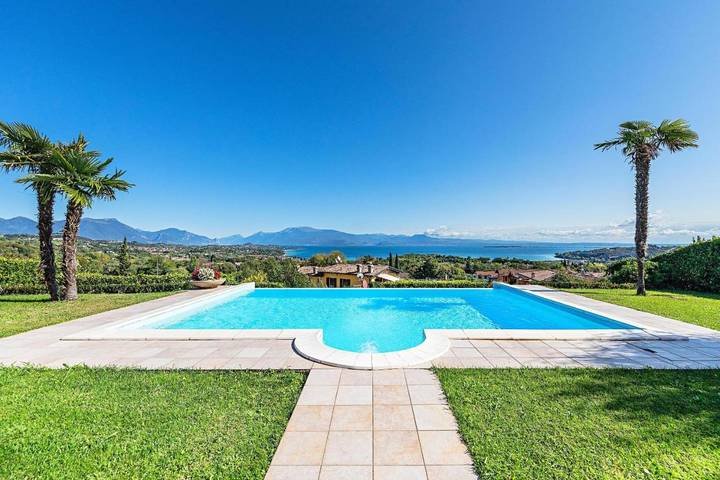 Villa per 6 persone, con panorama e piscina nonché vista lago e giardino a Lonato del Garda