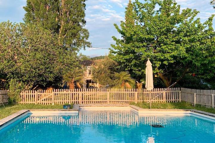 Gîte pour 6 personnes, avec Terrasse ainsi que Piscine et Vue à Allan