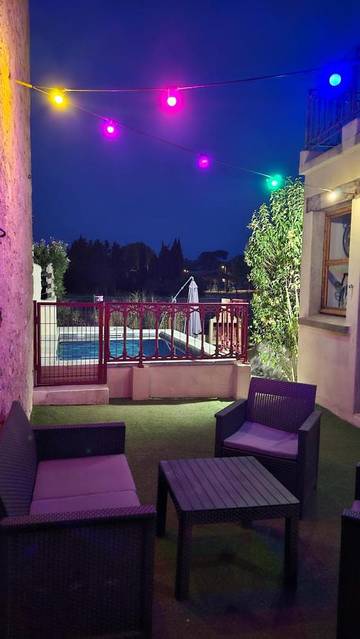 Gîte pour 6 personnes, avec jardin ainsi que piscine et vue à Couffoulens