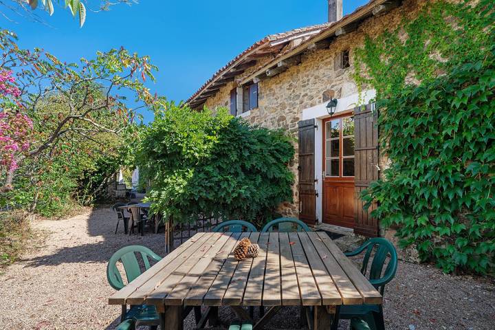 Gîte « La Vigne » avec Piscine Partagée, Terrasse Privée et Wi-Fi in Saint-Saud-Lacoussière, Parc naturel régional Périgord-Limousin