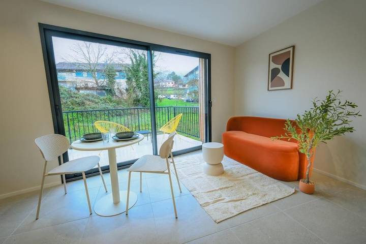 Gîte pour 2 personnes, avec Terrasse à Thoiry (Ain)