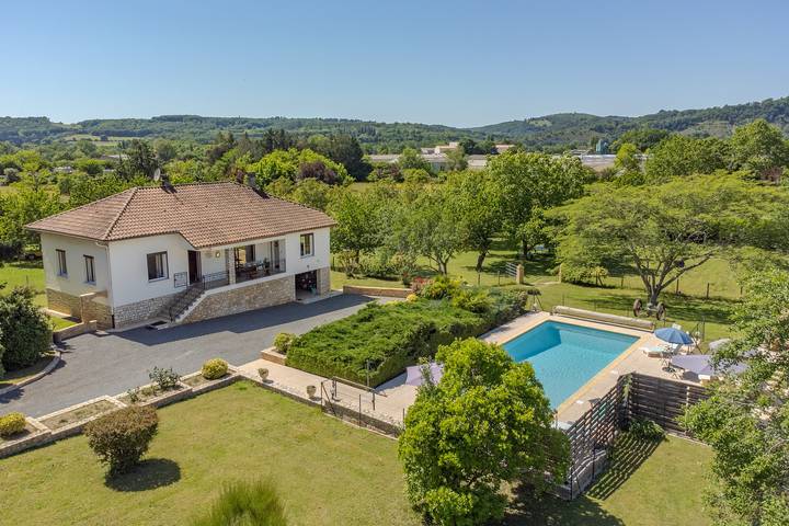 Gîte pour 10 personnes, avec Piscine à Le Bugue