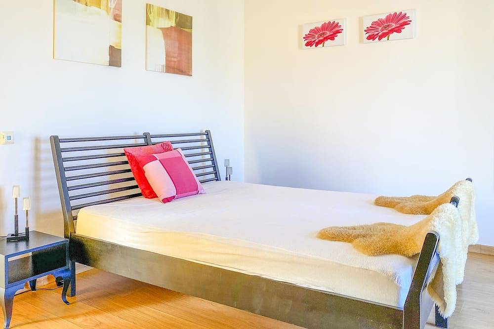 Beautiful villa with ocean & lagoon views,  walk to the beach! in Vau, Leiria District
