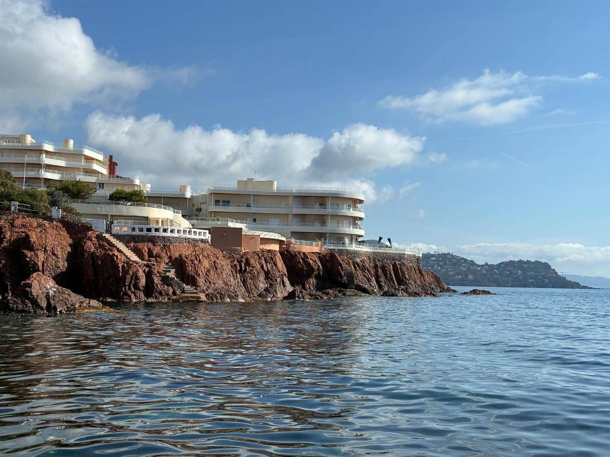 Appartement entier, Studio calme vue mer pieds dans l'eau in Le Trayas, Saint-Raphaël