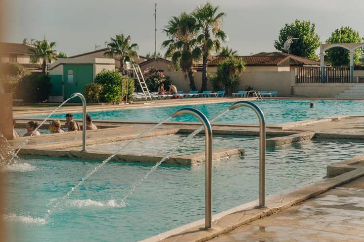 Ferienpark für 6 Personen, mit Terrasse und Whirlpool sowie Pool und Kinderpool, mit Haustier - 1