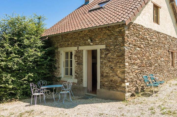 Gîte pour 4 personnes, avec piscine et terrasse, animaux acceptés