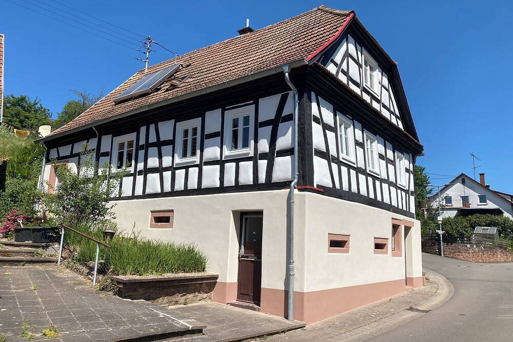 Haus der Behaglichkeit ; baubiologisch saniertes Fachwerk mit modernem Ambiente in Erlenbach bei Dahn, Landkreis Südwestpfalz