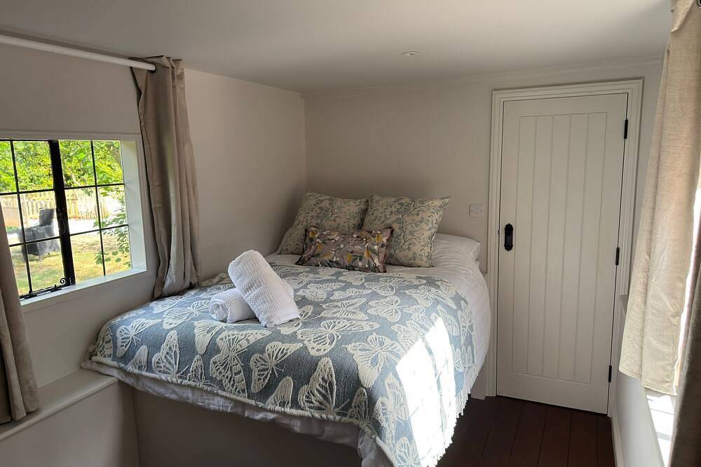 Charming Cottage within Ancient Woodland Forest in Guildford, Surrey
