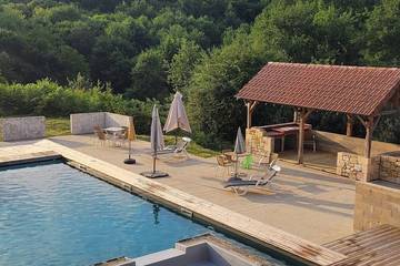 Gîte pour 4 personnes, avec jardin et piscine à Saint-Cernin-de-l'Herm
