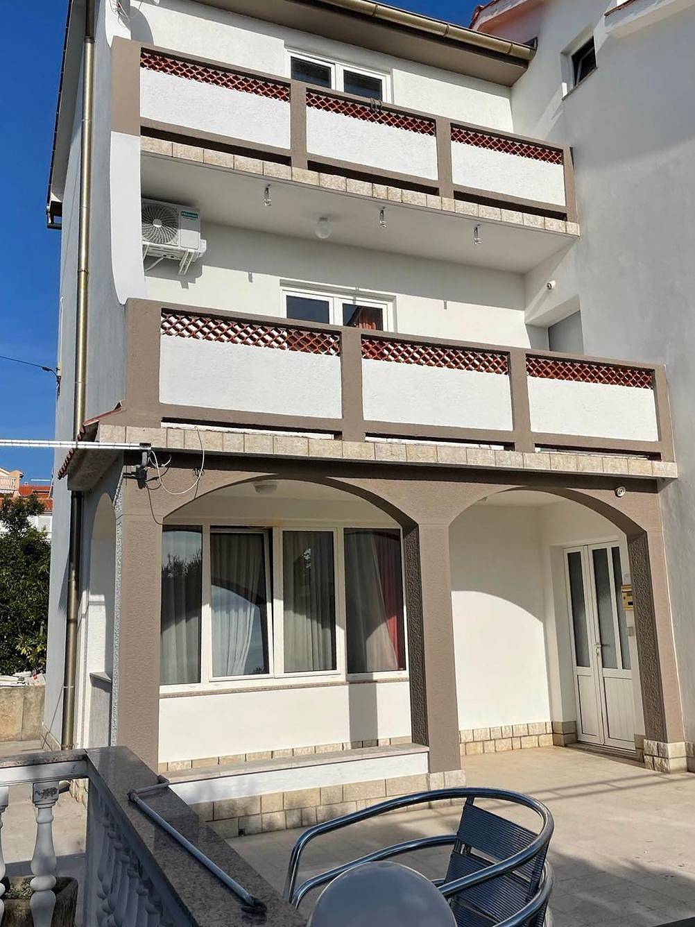 Ganze Wohnung, 1-Zimmer-Ferienwohnung mit Terrasse und Meerblick Barbat, Rab A-14247-c in Kaštel (Barbat), Barbat na Rabu