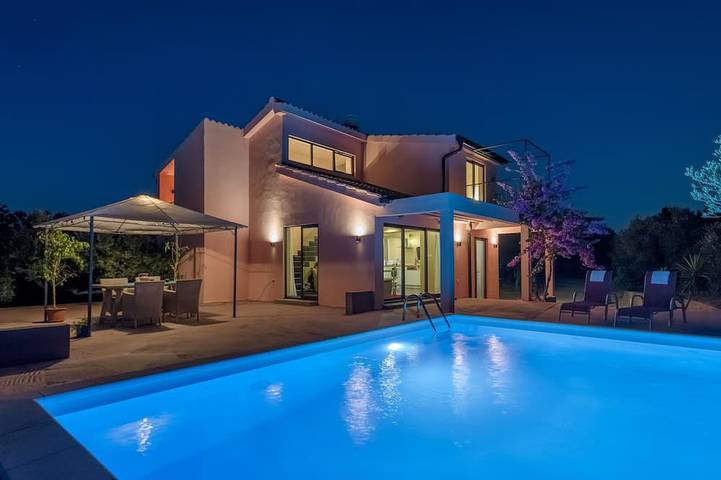 Villa pour 4 personnes, avec terrasse et jardin, animaux acceptés à Stari Grad