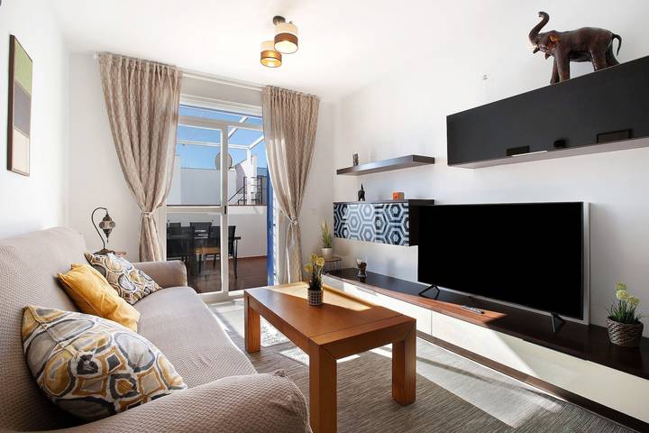 Apartamento entero, Apartamento 'La Caleta' con terraza privada, Wi-Fi y aire acondicionado in Playa de La Cala - El Torreón (Mijas), Mijas