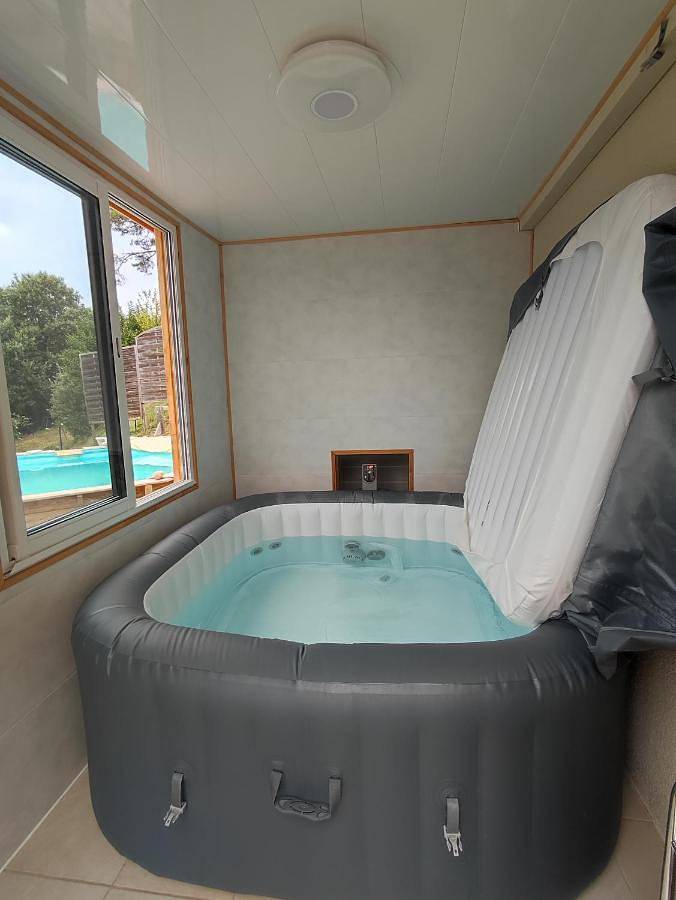 Location de vacances pour 4 personnes, avec vue ainsi que jardin et piscine, animaux acceptés à Proissans - 2