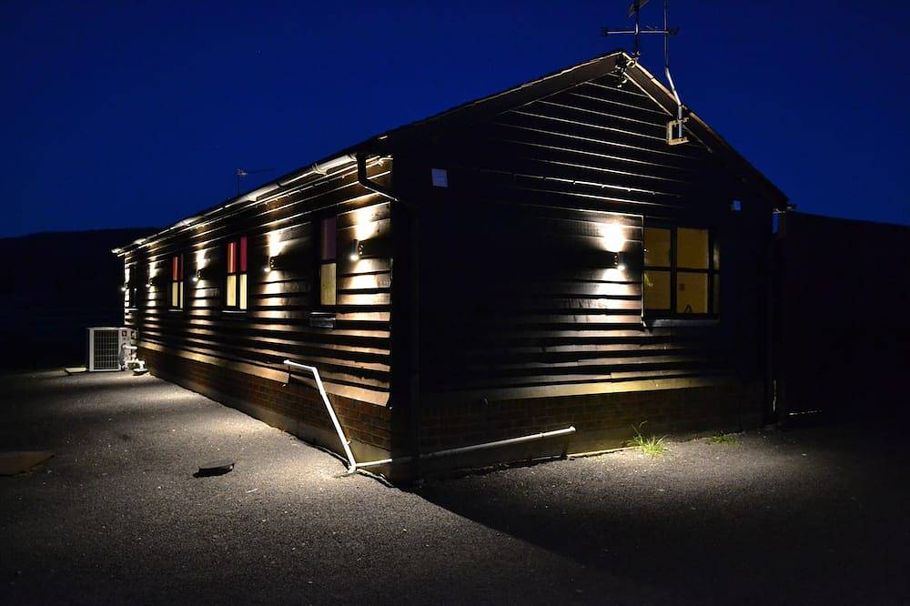 The Pool House studio chalet with pool and hot tub in Chinnor, Chiltern Hills