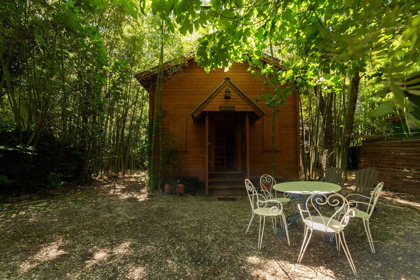 Ferienhaus 'Chalet Sardane' mit Bergblick, Gemeinschaftspool und Gemeinschaftsterrasse in Le Soler, Mittelmeerküste (Frankreich)