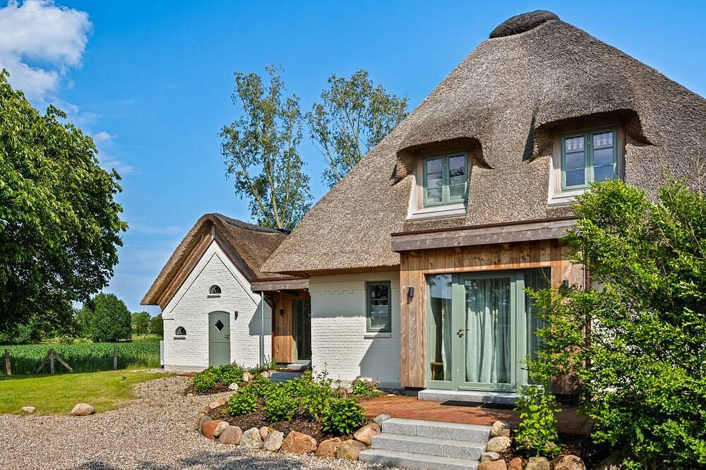 Reetcottage - Alleinlage, großer Garten, Kaminofen, 2 Duschbäder, 2 Stellplätze in Dörphof, Rendsburg-Eckernförde
